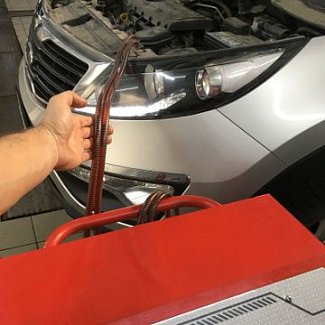 3. Запускается двигатель. АКПП ставится в режим парковки, включается программа по рециркуляции жидкости через мелко дисперсный металло-керамический фильтр установки. Трансмиссионная жидкость очищается от металлов, отложений и прочих примесей.