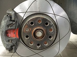 10. После проточки поверхность тормозного диска, прилегающая к колесному диску, также обрабатывается медной смазкой и ставится на колесо.