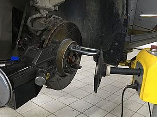 9. Резцы двигаются вдоль поверхностей и стачивают за один проход несколько десятков микронов металла. Пару проходов достаточно для обработки одного механизма торможения.