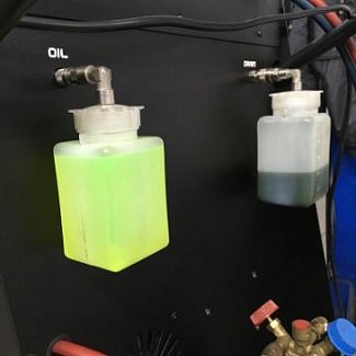 5. Введение необходимых добавок и специального масла для смазки деталей. Для упрощения выявления протекания в будущем целесообразно добавить в масляную жидкость краситель.