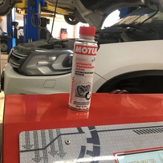 5. По необходимости и степени загрязненности в старое масло добавляется специальный аддитив фирмы Motul для улучшения качеств промывки и удаления сильных отложений в труднодоступных участках гидроблока и гидротрансформатора.